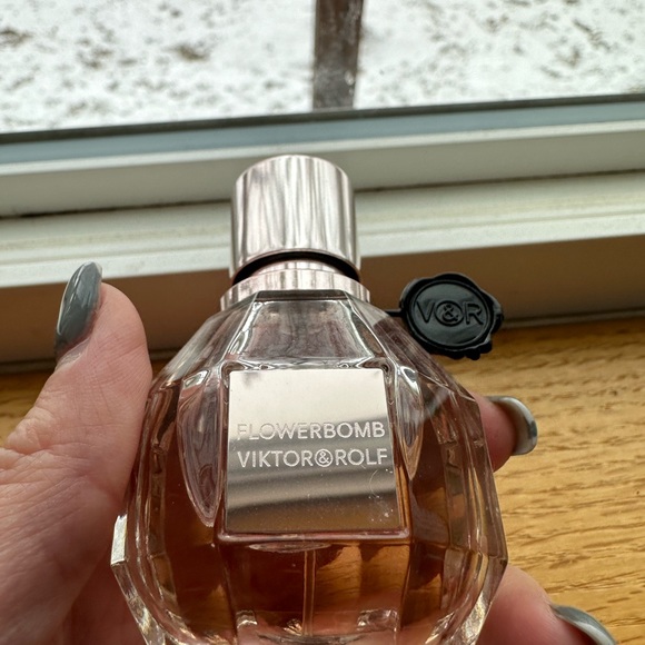 Viktor&Rolf Flowerbomb perfume 1 Fl Oz. - Picture 2 of 3